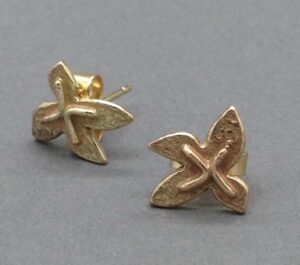 9ct gold bird stud (26).   Jewellery by Holly Belsher. 9ct gold & tourmaline.