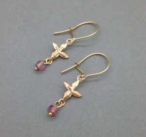 9ct gold lilac with tourmaline (27).   Jewellery by Holly Belsher. 9ct gold & tourmaline.