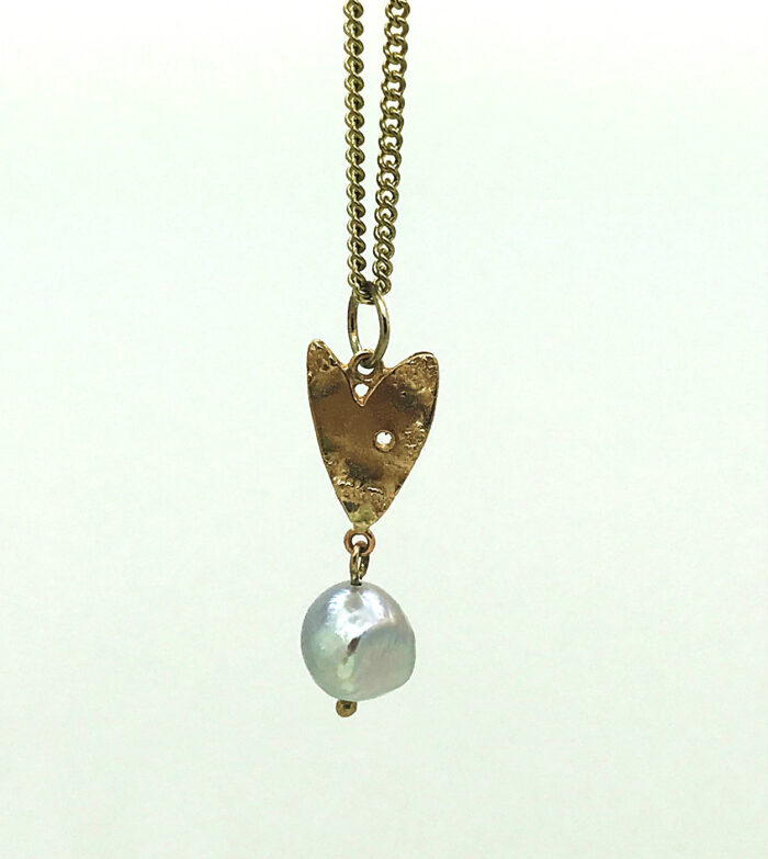 9ct Gold Heart Silver Pearl Necklace (40). Jewellery by Holly Belsher. 15" chain/9ct gold & pearl. 9ct Gold Heart Silver Pearl Necklace (40). Jewellery by Holly Belsher. 15" chain/9ct gold & pearl.
