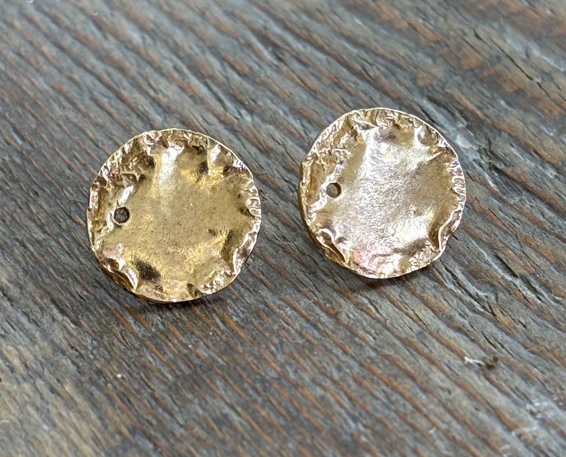 9ct gold disc studs (28).   Jewellery by Holly Belsher. Gold.